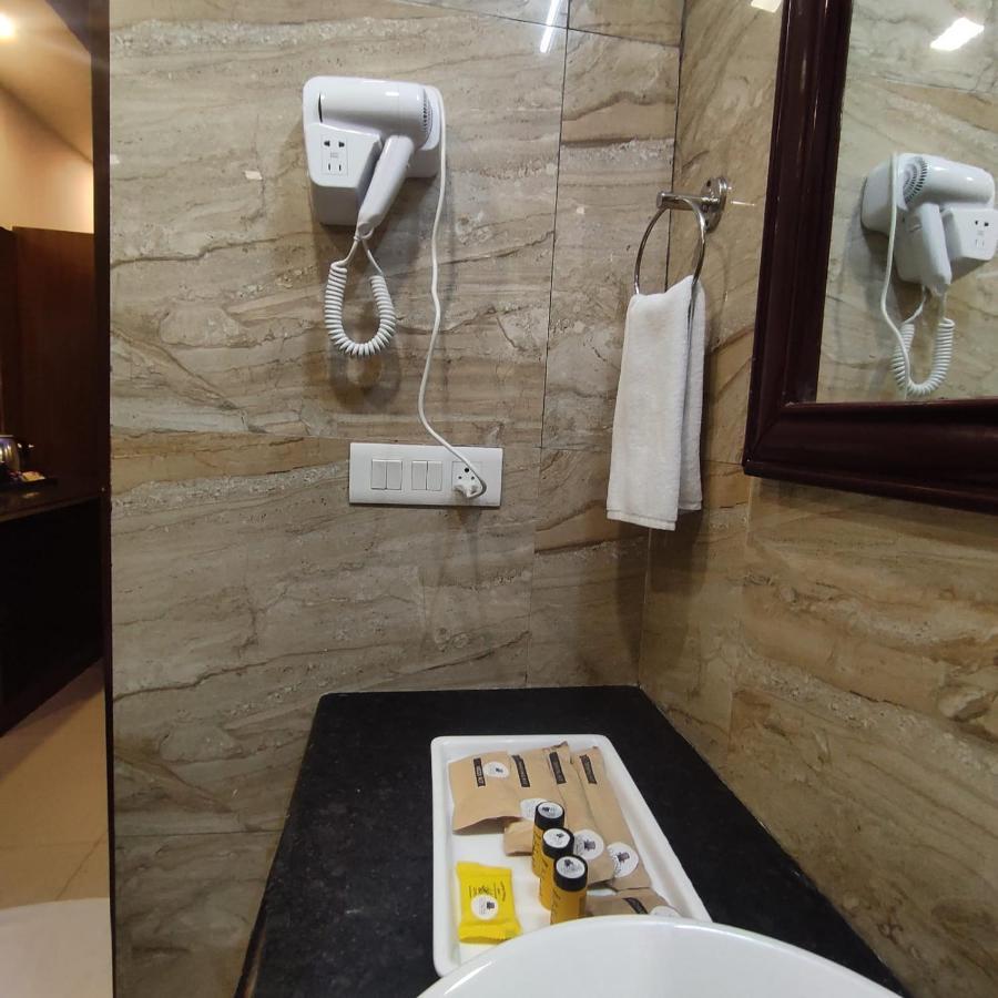 Q Saina S K Regency Rishikesh Hotel Eksteriør billede