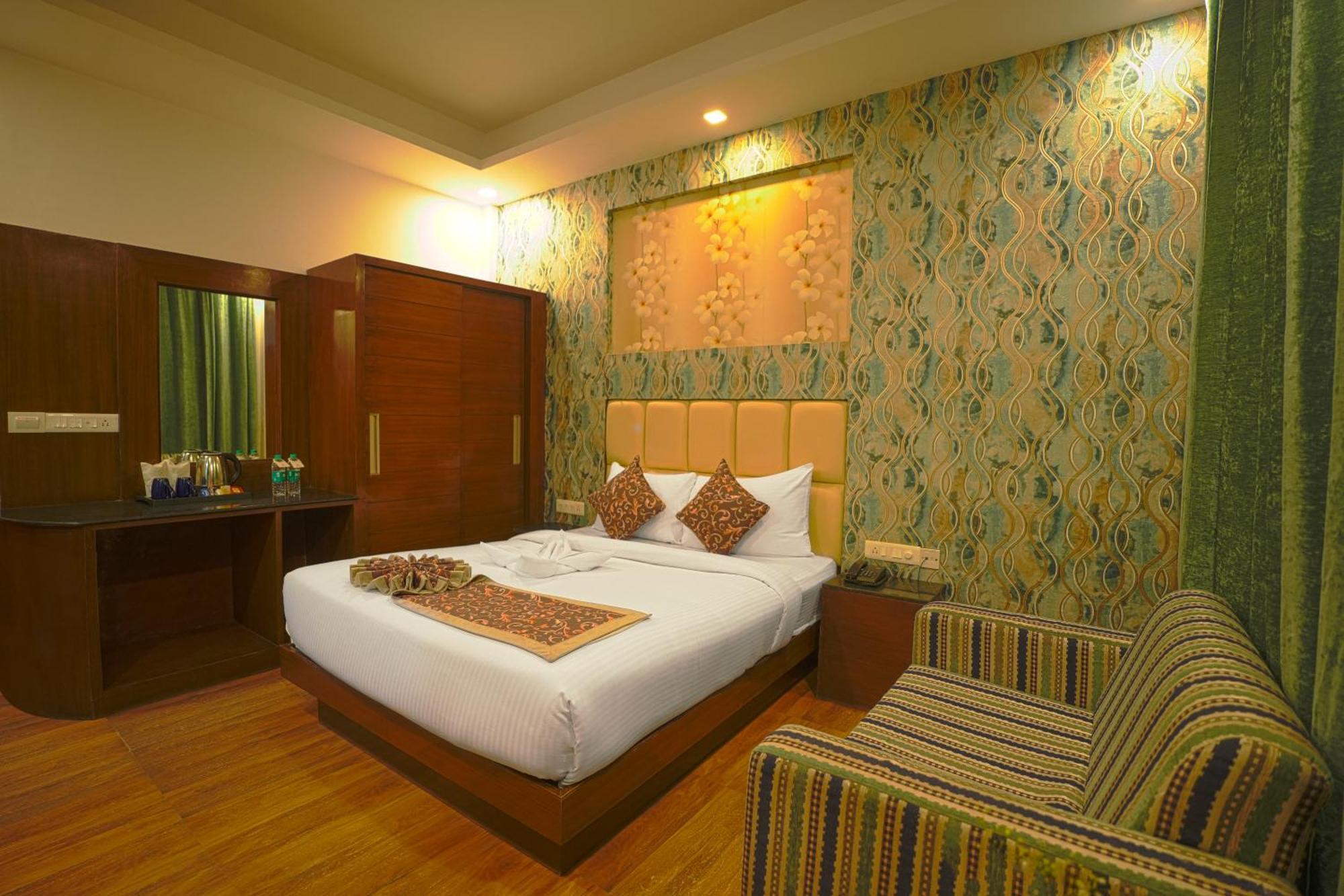 Q Saina S K Regency Rishikesh Hotel Eksteriør billede