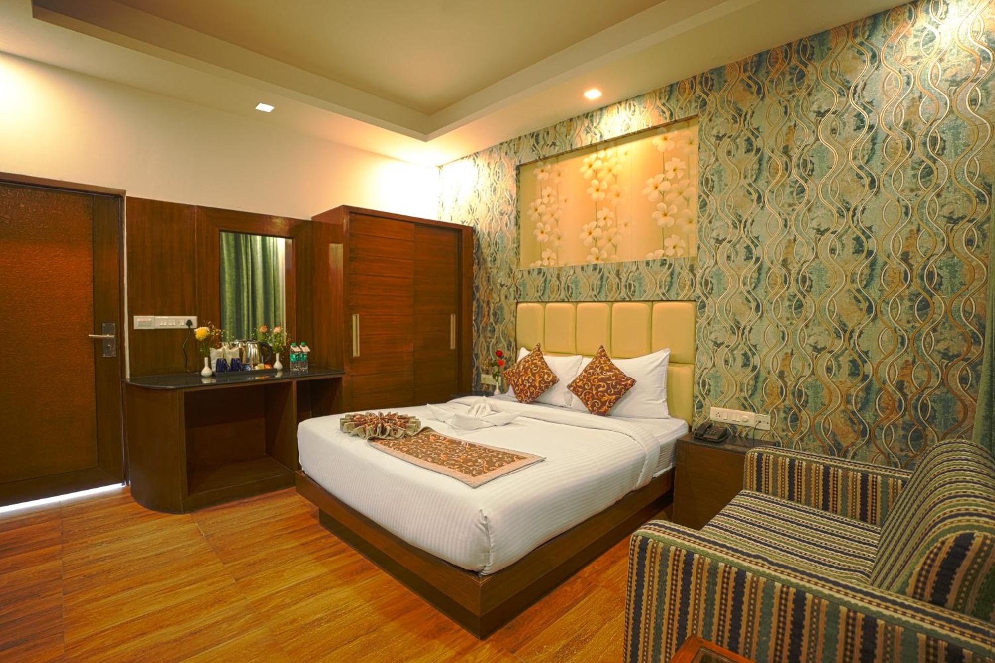 Q Saina S K Regency Rishikesh Hotel Eksteriør billede