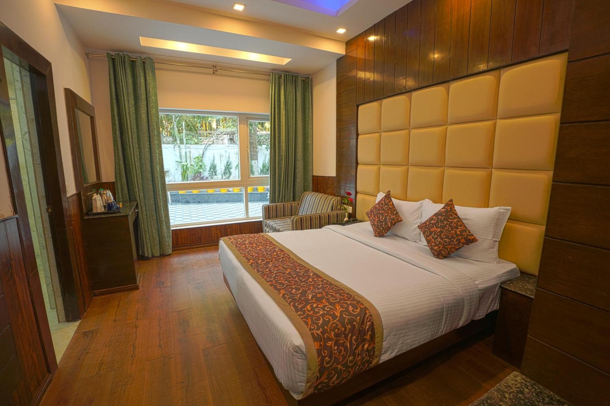 Q Saina S K Regency Rishikesh Hotel Eksteriør billede