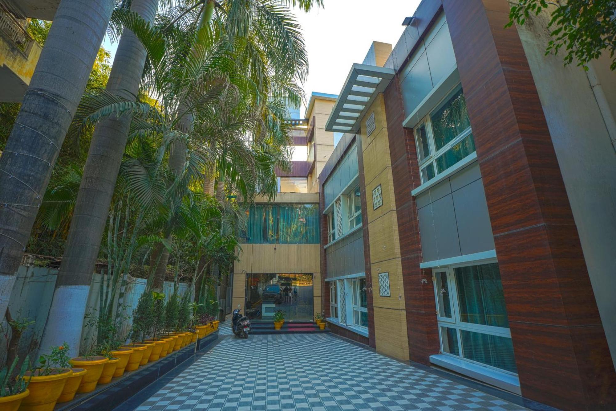 Q Saina S K Regency Rishikesh Hotel Eksteriør billede